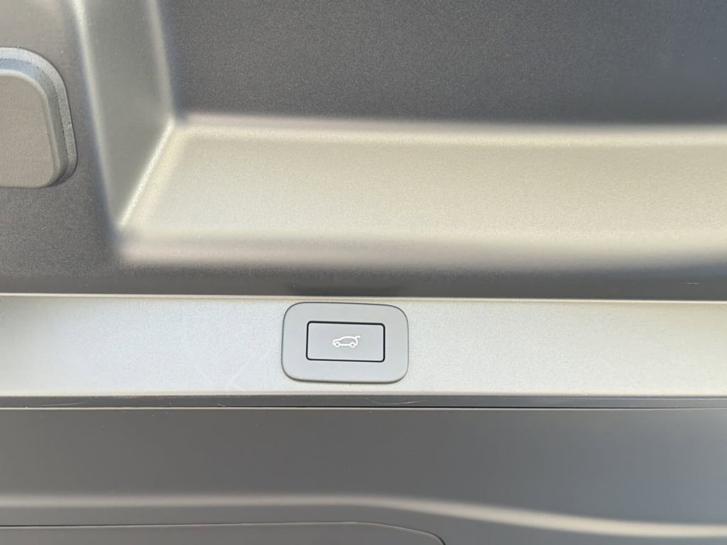 New 2026 Land Rover Range Rover SE image 13