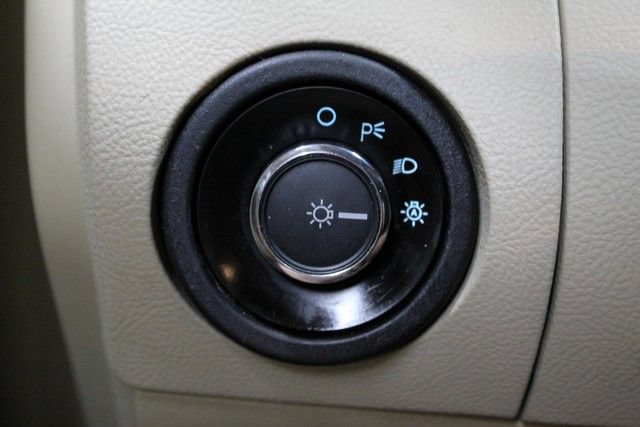 Used 2014 Ford Taurus SEL FWD image 21