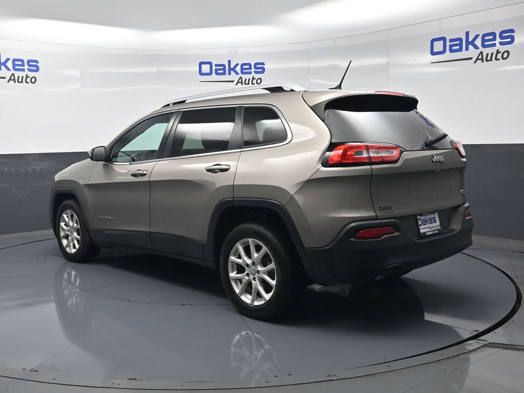 Used 2017 Jeep Cherokee Latitude w/ Cold Weather Group FWD image 5