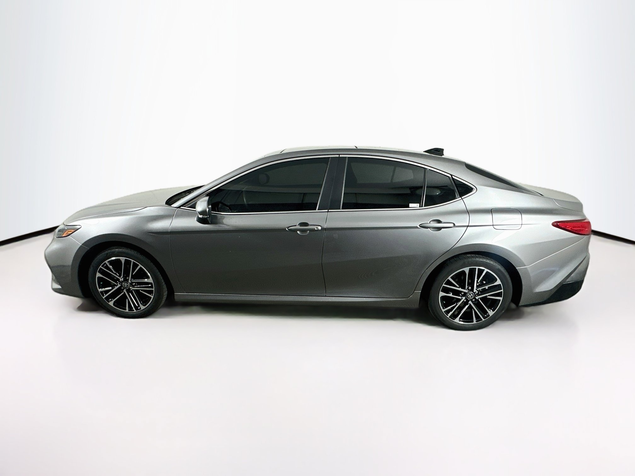 Used 2025 Toyota Camry XLE FWD image 4