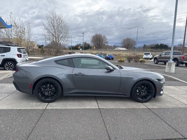 Used 2025 Ford Mustang Premium image 4