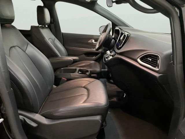 Used 2025 Chrysler Pacifica Select FWD image 25