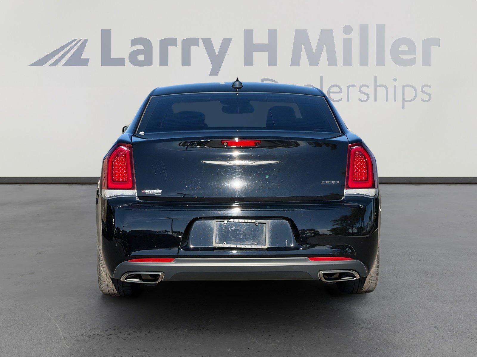 Used 2023 Chrysler 300 Touring w/ Sport Appearance Package image 5