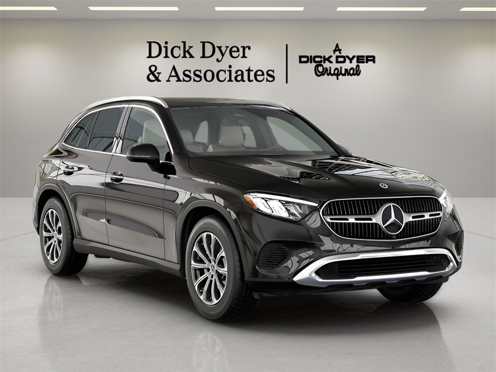 Used 2025 Mercedes-Benz GLC 300 4MATIC image 32