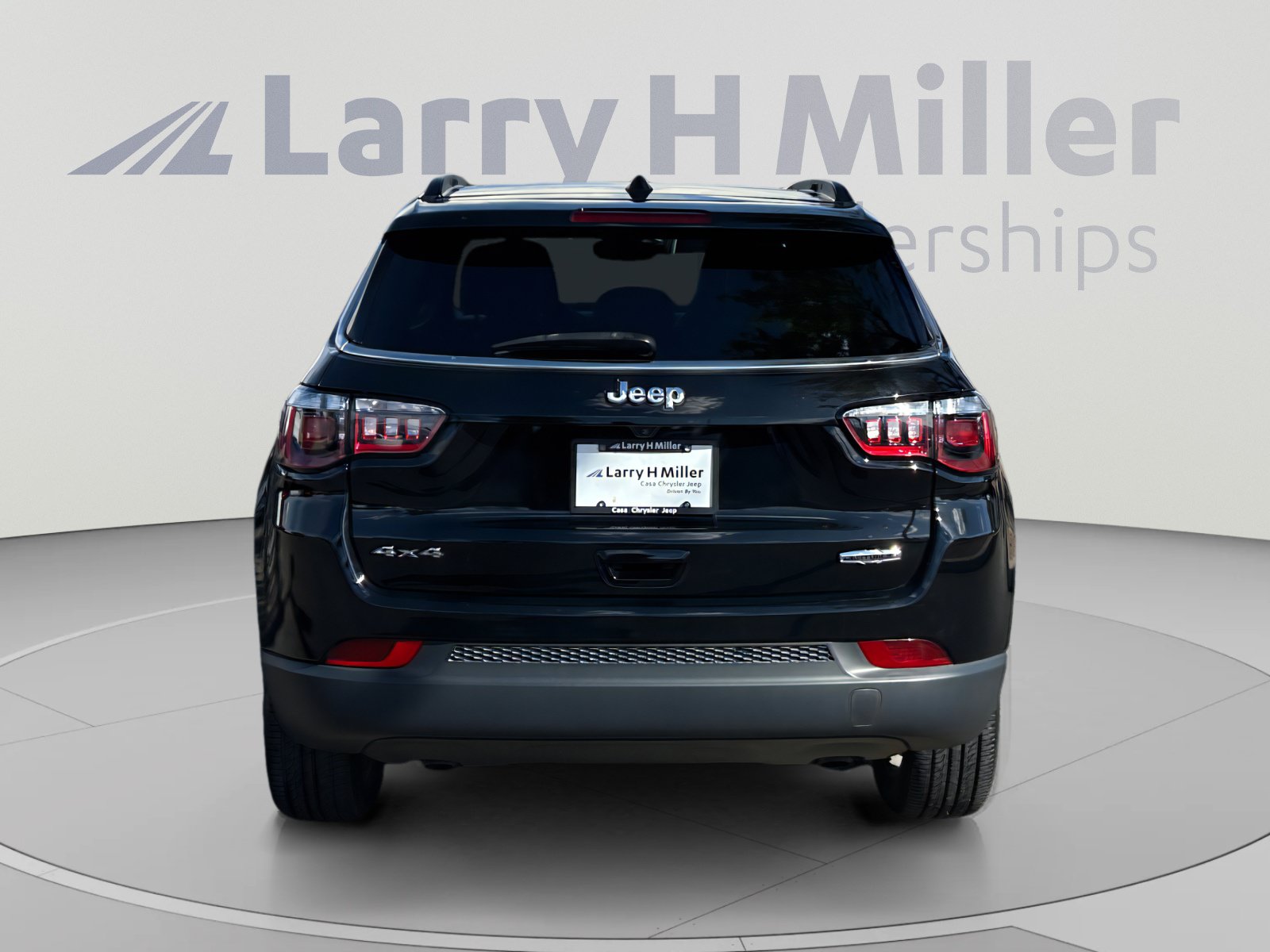 Used 2023 Jeep Compass Latitude w/ Sun and Sound Group AWD/4WD image 4