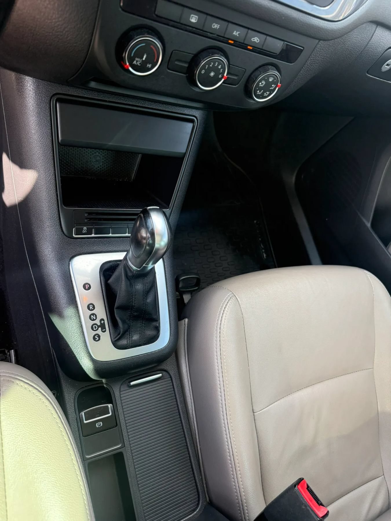 Used 2013 Volkswagen Tiguan S FWD image 15