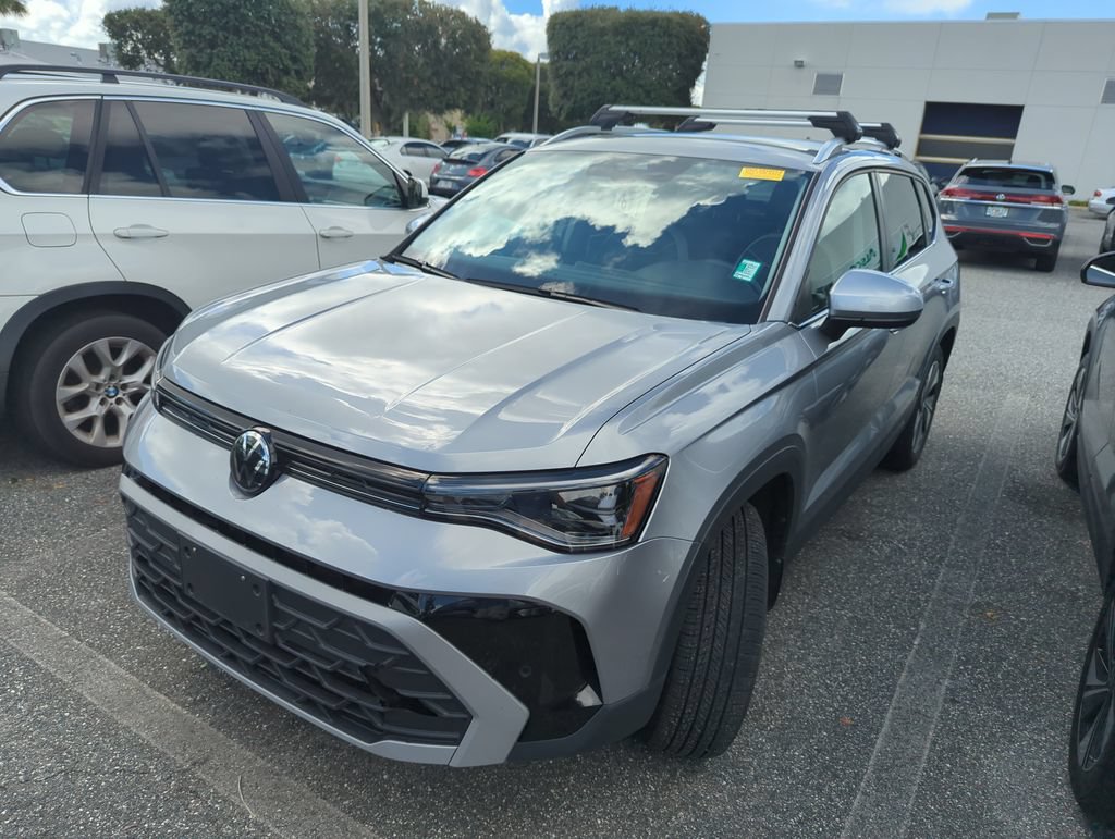 Used 2025 Volkswagen Taos SE AWD/4WD image 5