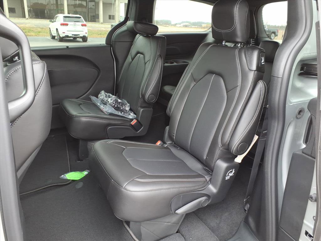 New 2026 Chrysler Pacifica Select image 9