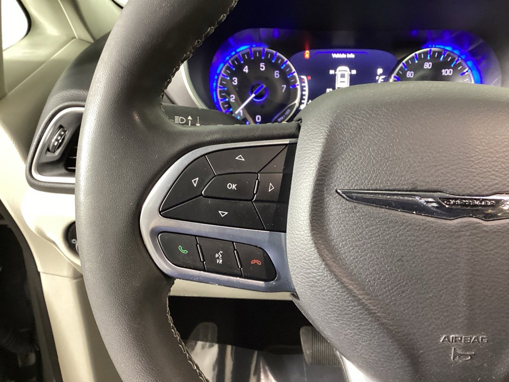 Used 2023 Chrysler Pacifica Touring-L image 23