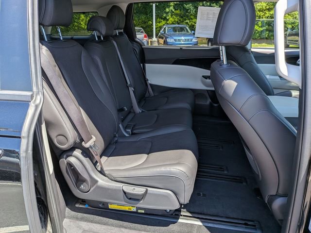 Used 2024 Kia Carnival EX FWD image 25