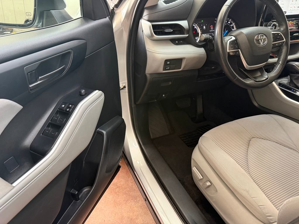Used 2023 Toyota Highlander LE image 14