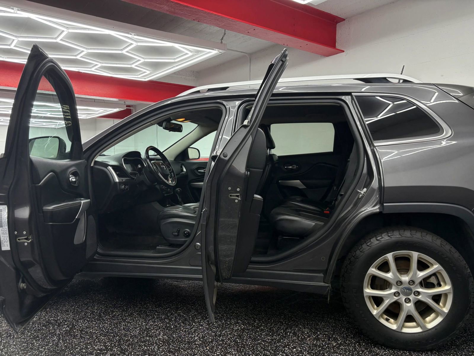 Used 2018 Jeep Cherokee Latitude Plus w/ Cold Weather Group image 7