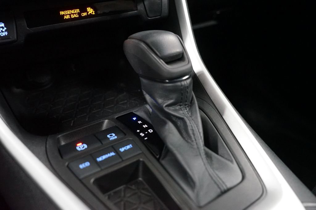 Used 2022 Toyota RAV4 LE image 20