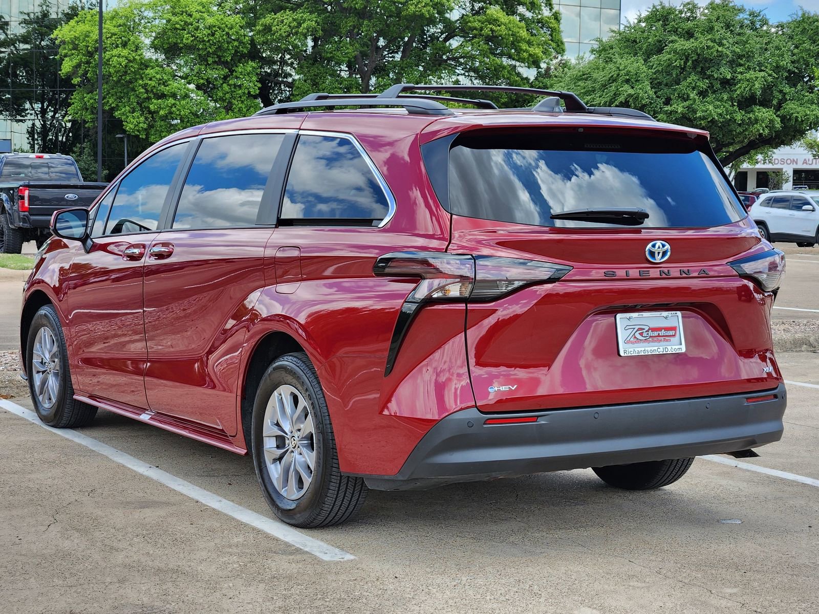 Used 2025 Toyota Sienna XLE image 4