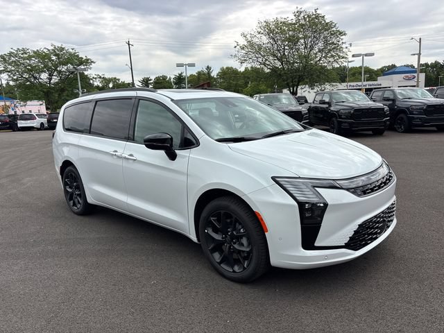New 2027 Chrysler Pacifica Limited w/ S Appearance Package AWD/4WD image 2