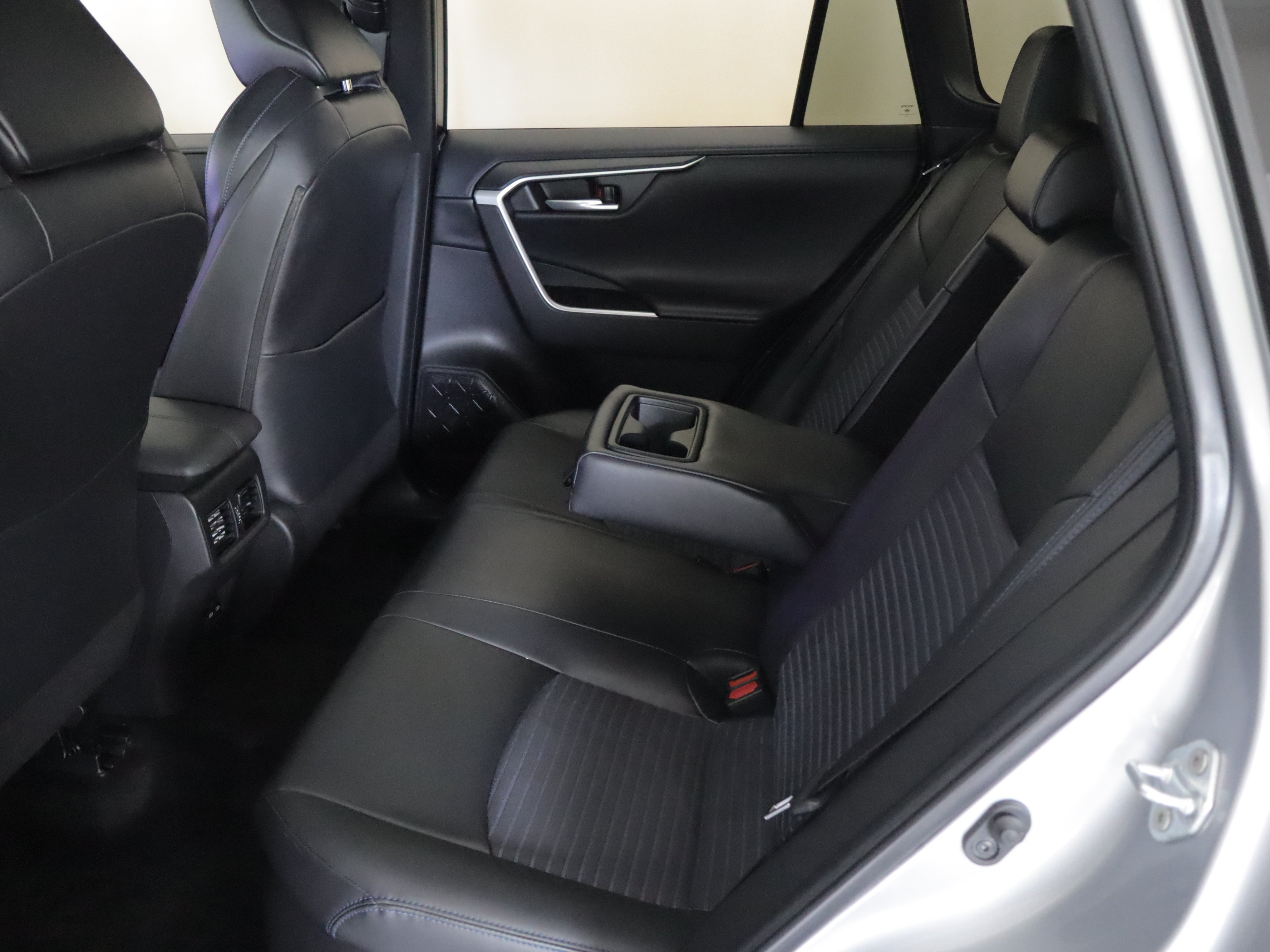 Used 2023 Toyota RAV4 XSE AWD/4WD image 9