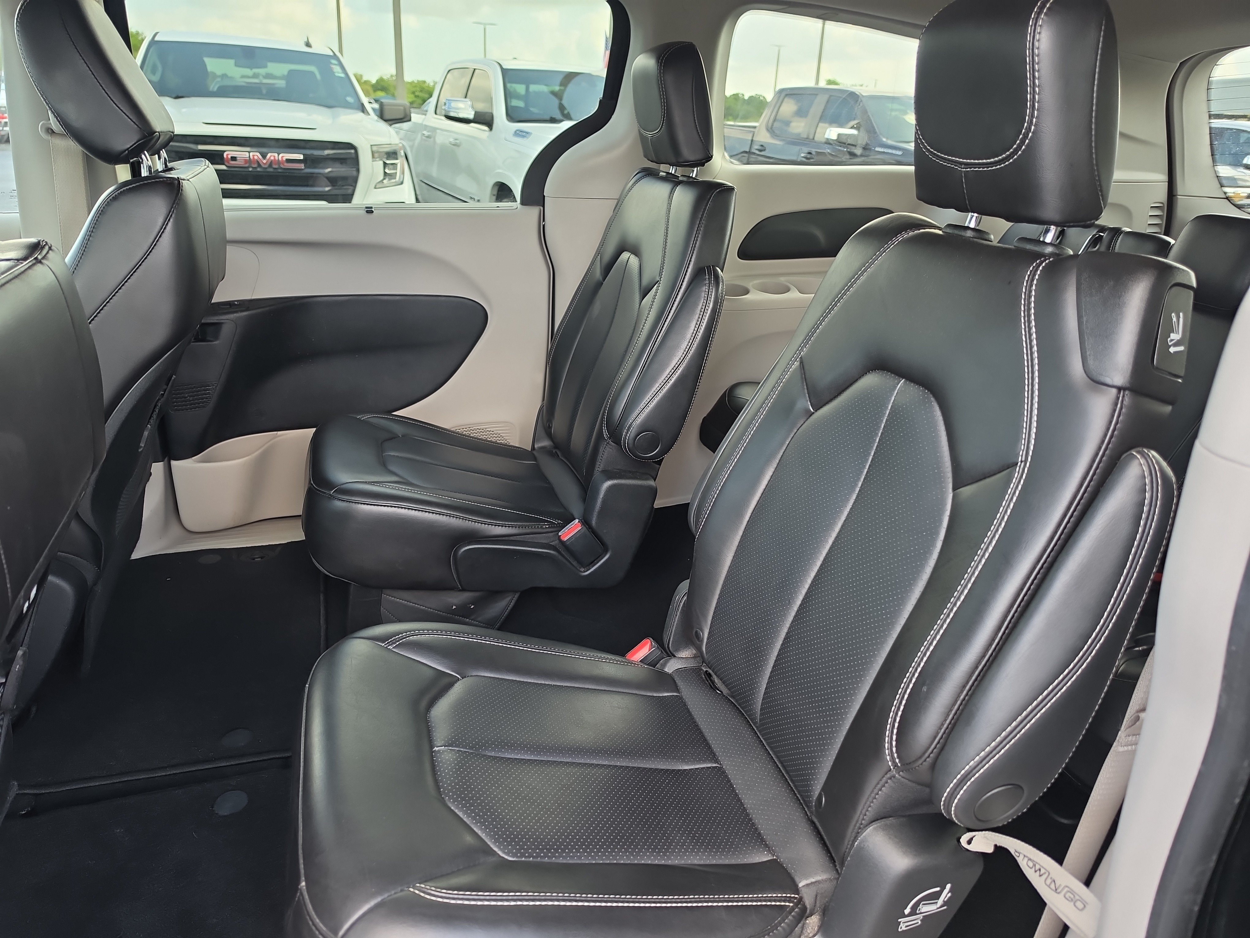 Used 2023 Chrysler Pacifica Touring-L FWD image 12