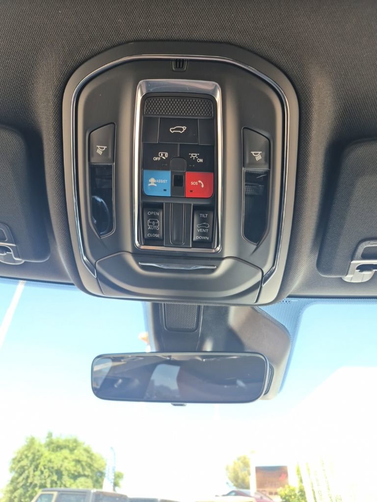 Used 2025 Jeep Grand Cherokee Altitude image 44
