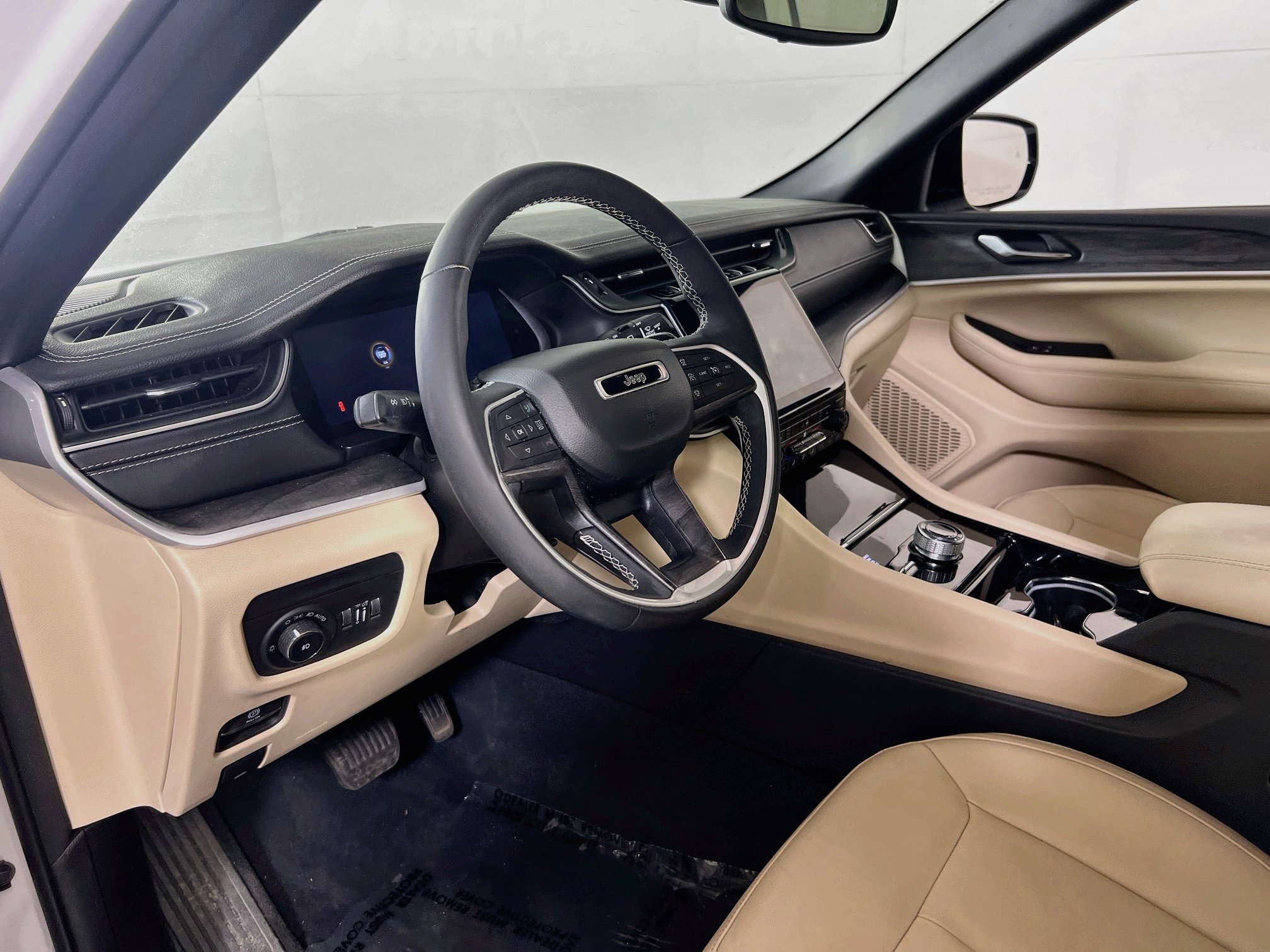 Used 2023 Jeep Grand Cherokee Limited AWD/4WD image 9