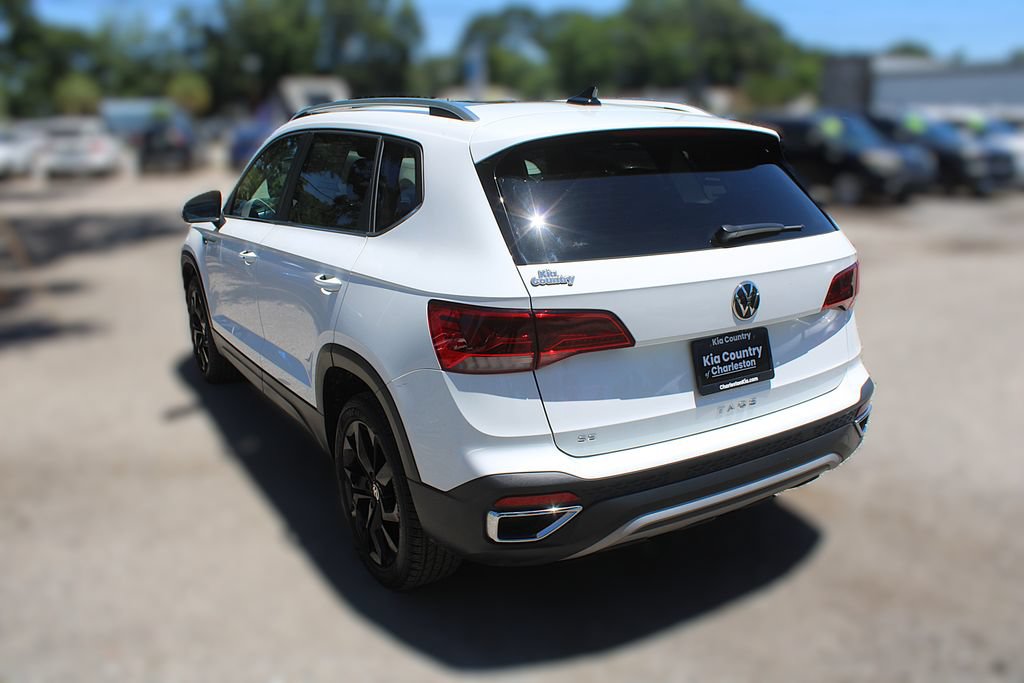 Used 2023 Volkswagen Taos SE w/ Panoramic Sunroof Package FWD image 11