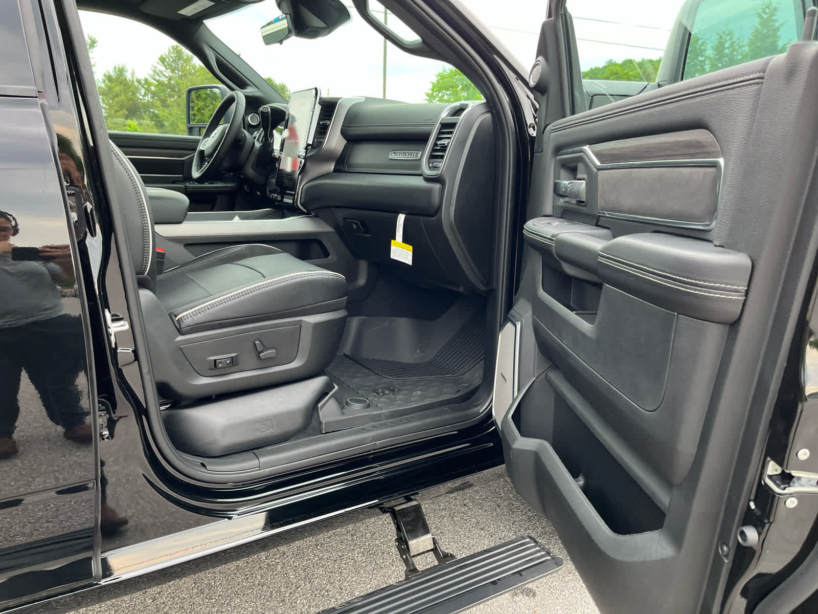 New 2026 RAM 3500 Laramie AWD/4WD image 36