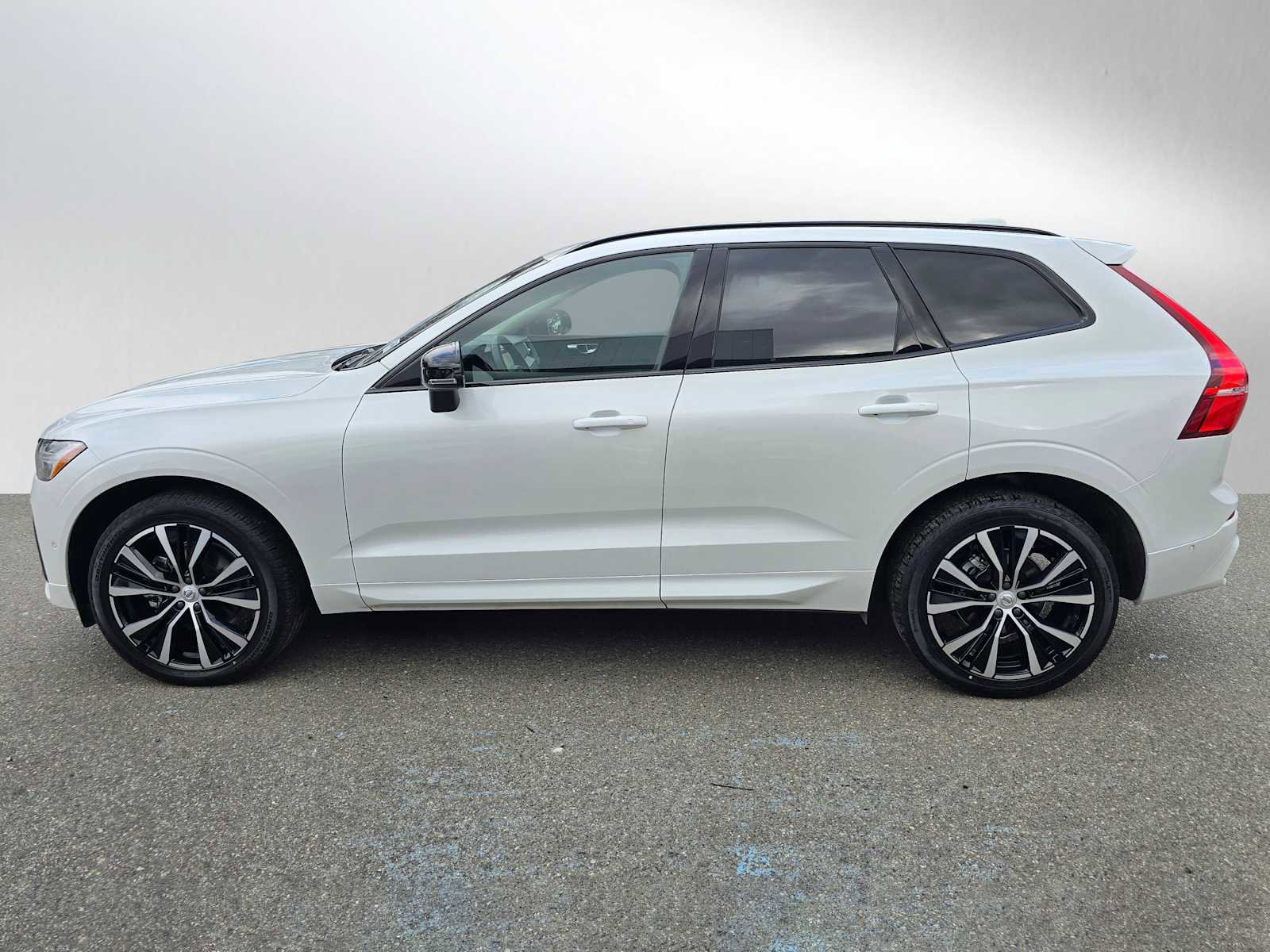 Certified 2025 Volvo XC60 B5 Plus image 6