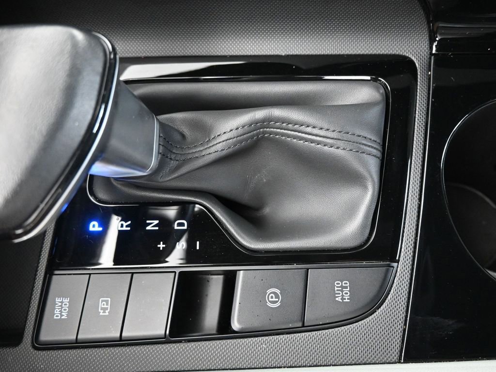 Used 2025 Hyundai Elantra Limited image 32