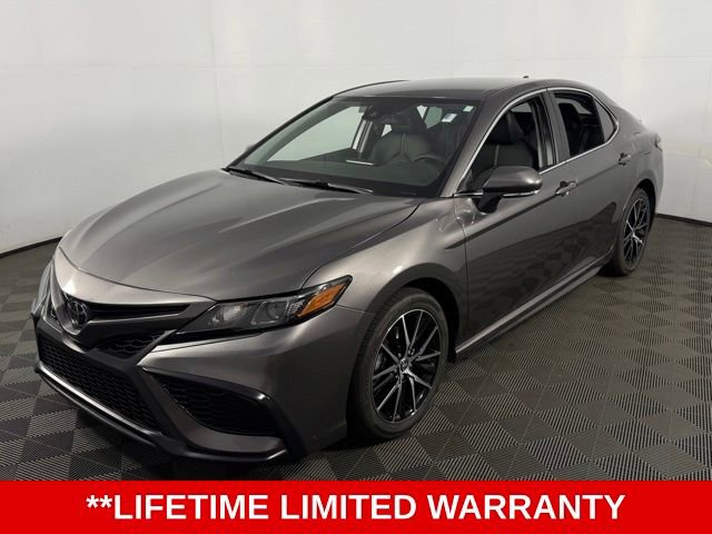 Used 2023 Toyota Camry SE FWD image 3