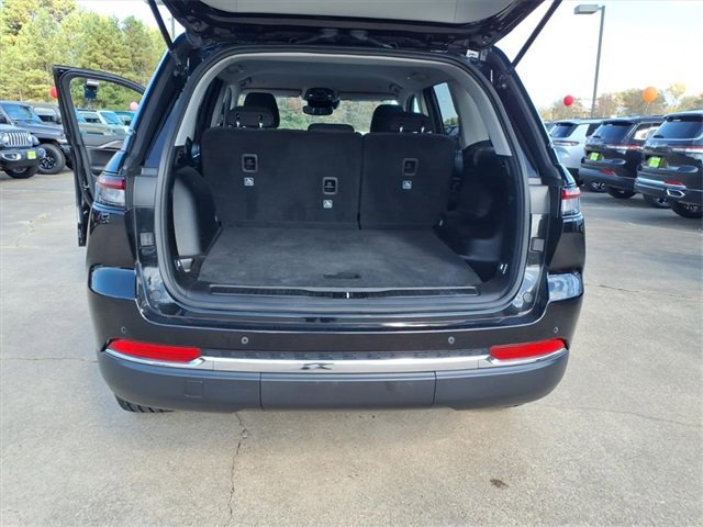 Used 2023 Jeep Grand Cherokee Laredo image 18