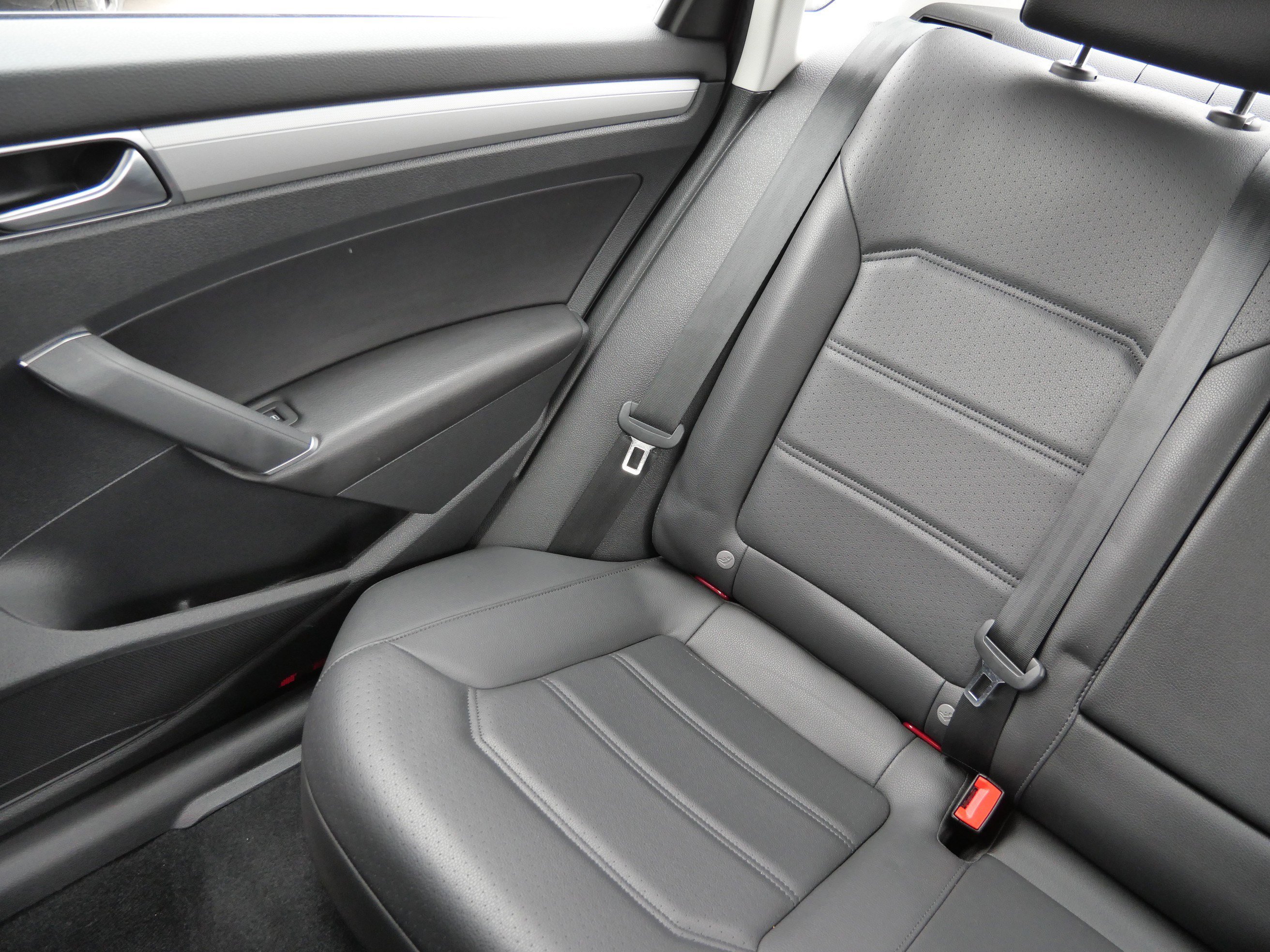 Used 2019 Volkswagen Passat 2.0T Wolfsburg image 12