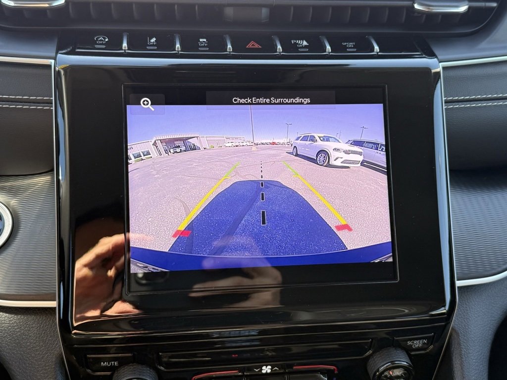 Used 2023 Jeep Grand Cherokee L Laredo image 4