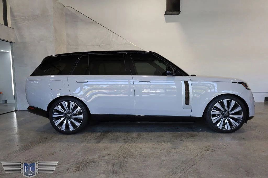 Used 2023 Land Rover Range Rover SV image 2