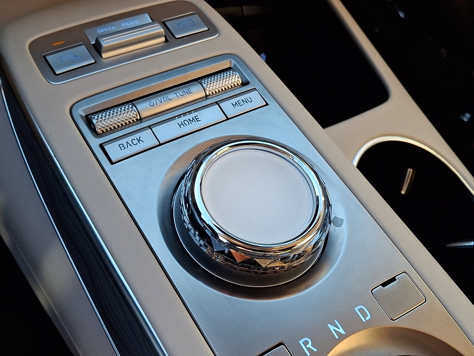 Certified 2025 Genesis GV70 2.5T w/ Advanced Package image 18