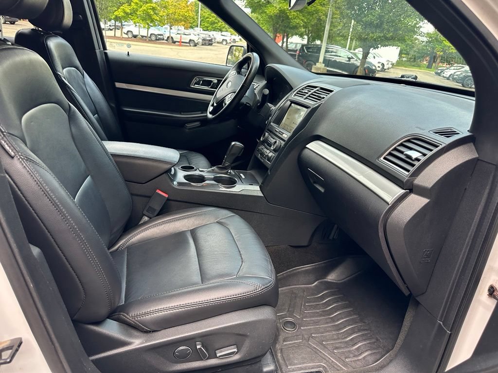 Used 2017 Ford Explorer XLT w/ Equipment Group 202A FWD image 27