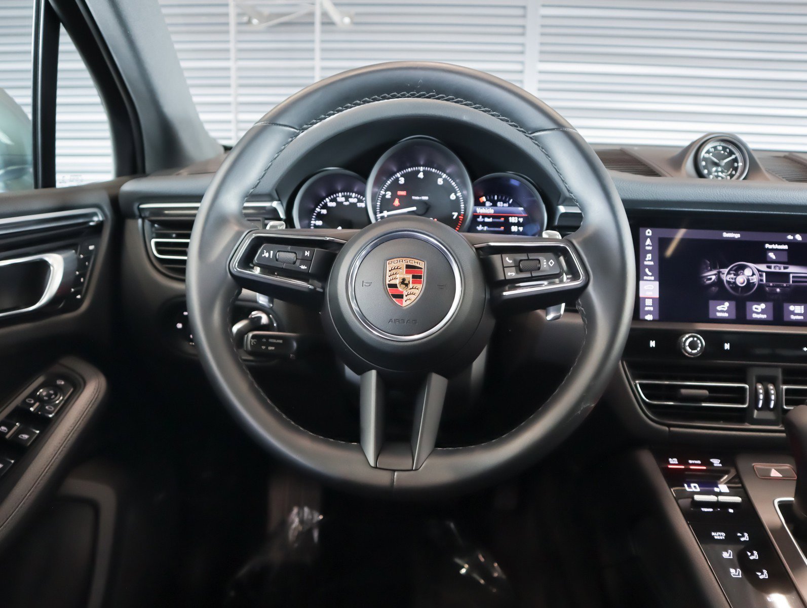 Certified 2022 Porsche Macan image 15