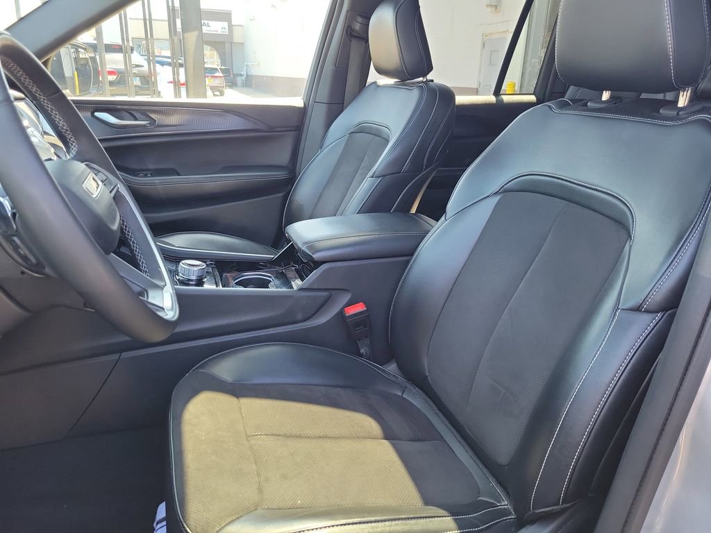 Used 2023 Jeep Grand Cherokee Altitude AWD/4WD image 22