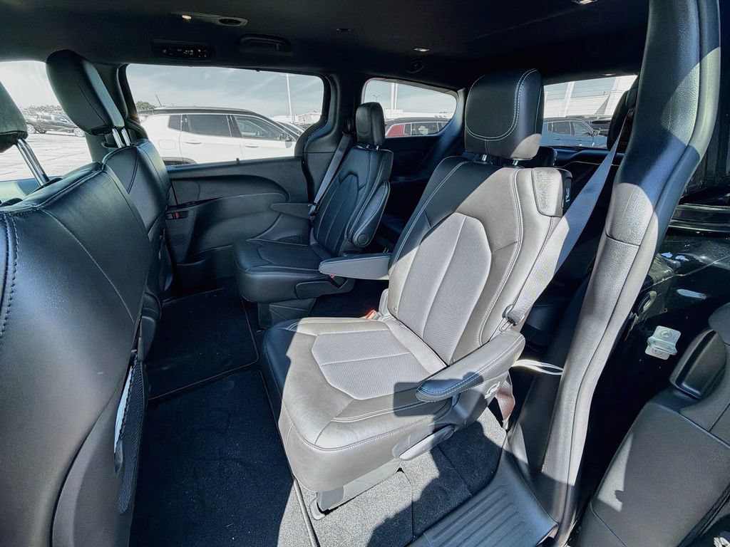 New 2027 Chrysler Pacifica Select FWD image 29