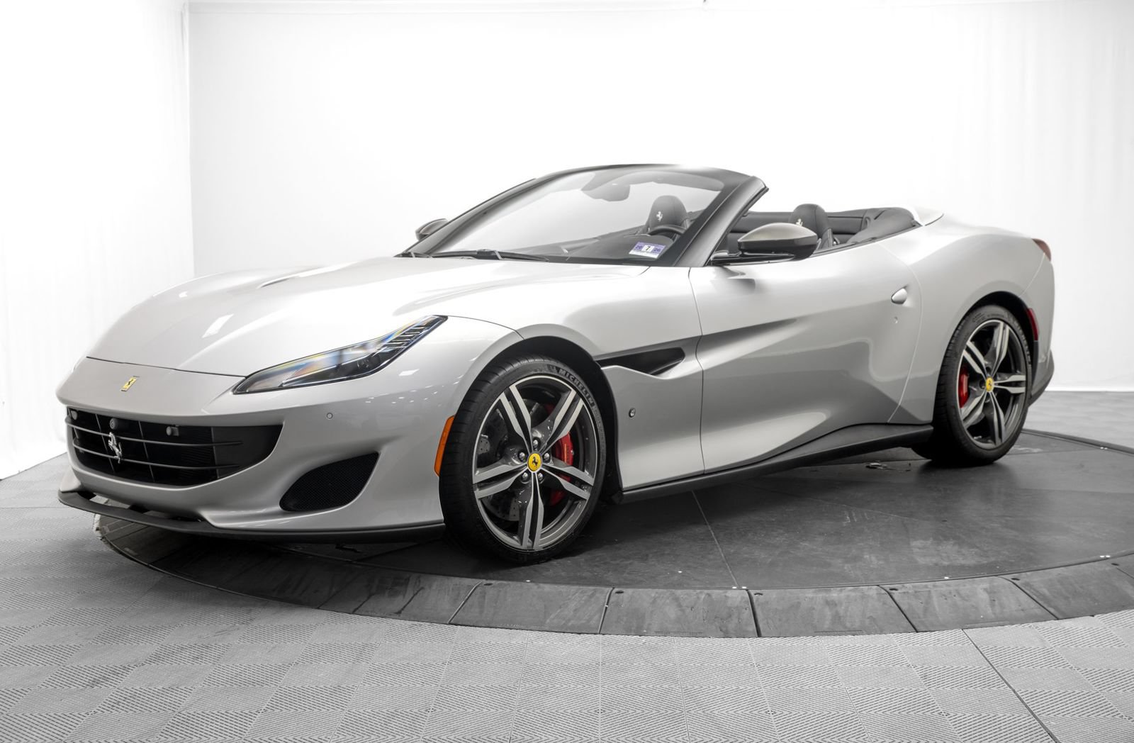 Used 2019 Ferrari Portofino RWD image 3