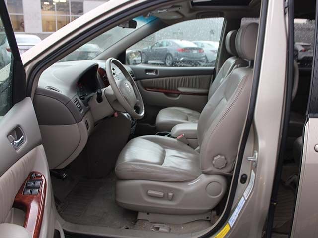 Used 2004 Toyota Sienna XLE w/ XLE Pkg 16 FWD image 12