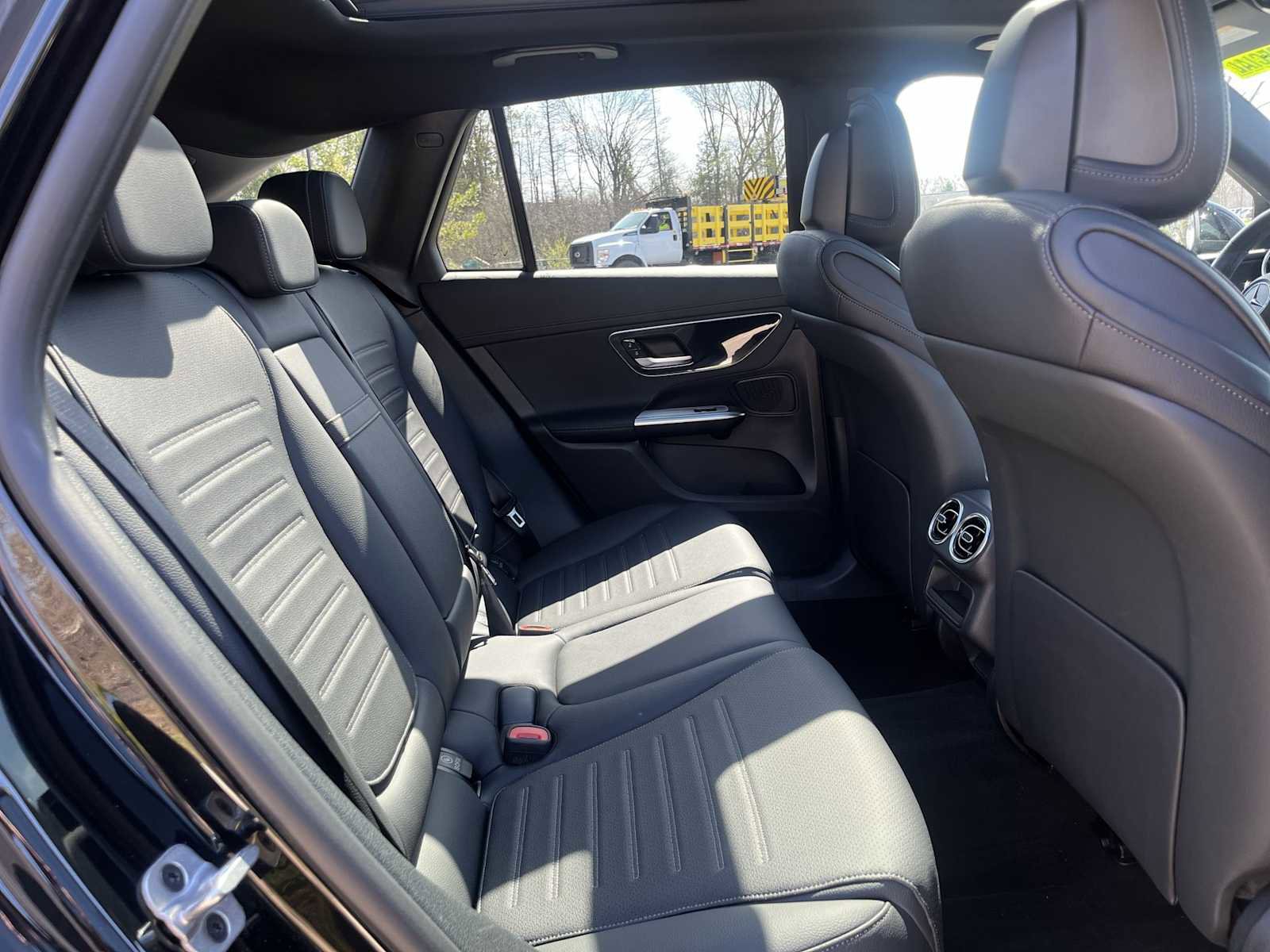 Used 2025 Mercedes-Benz GLC 300 4MATIC image 11