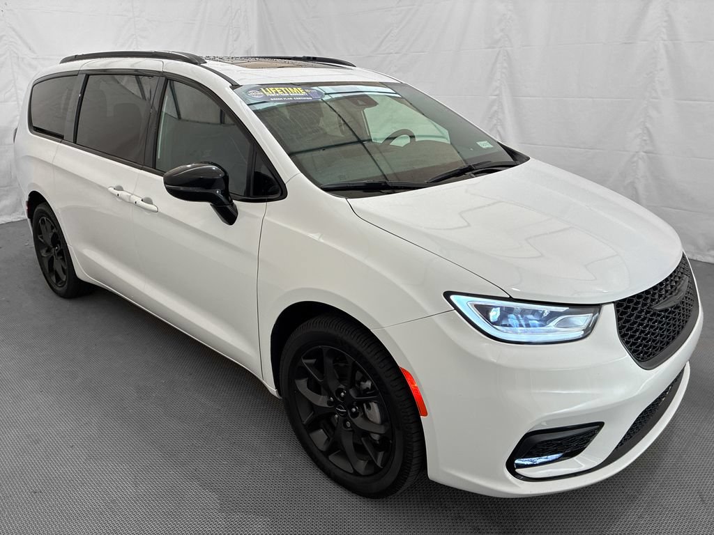 Used 2023 Chrysler Pacifica Limited w/ S Appearance Package AWD/4WD image 10