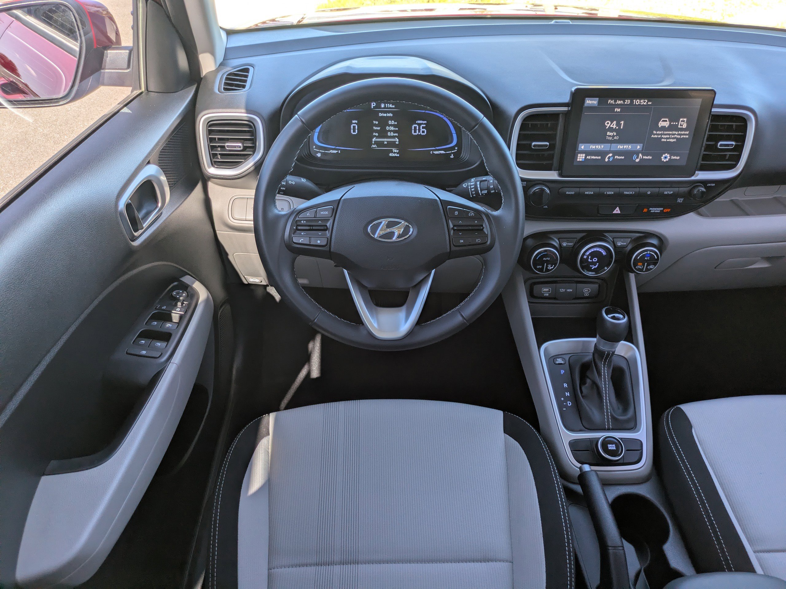 Used 2024 Hyundai Venue SEL image 19