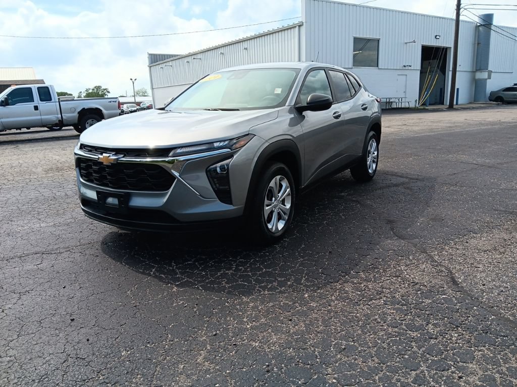 Used 2024 Chevrolet Trax LS w/ Driver Confidence Package FWD image 9