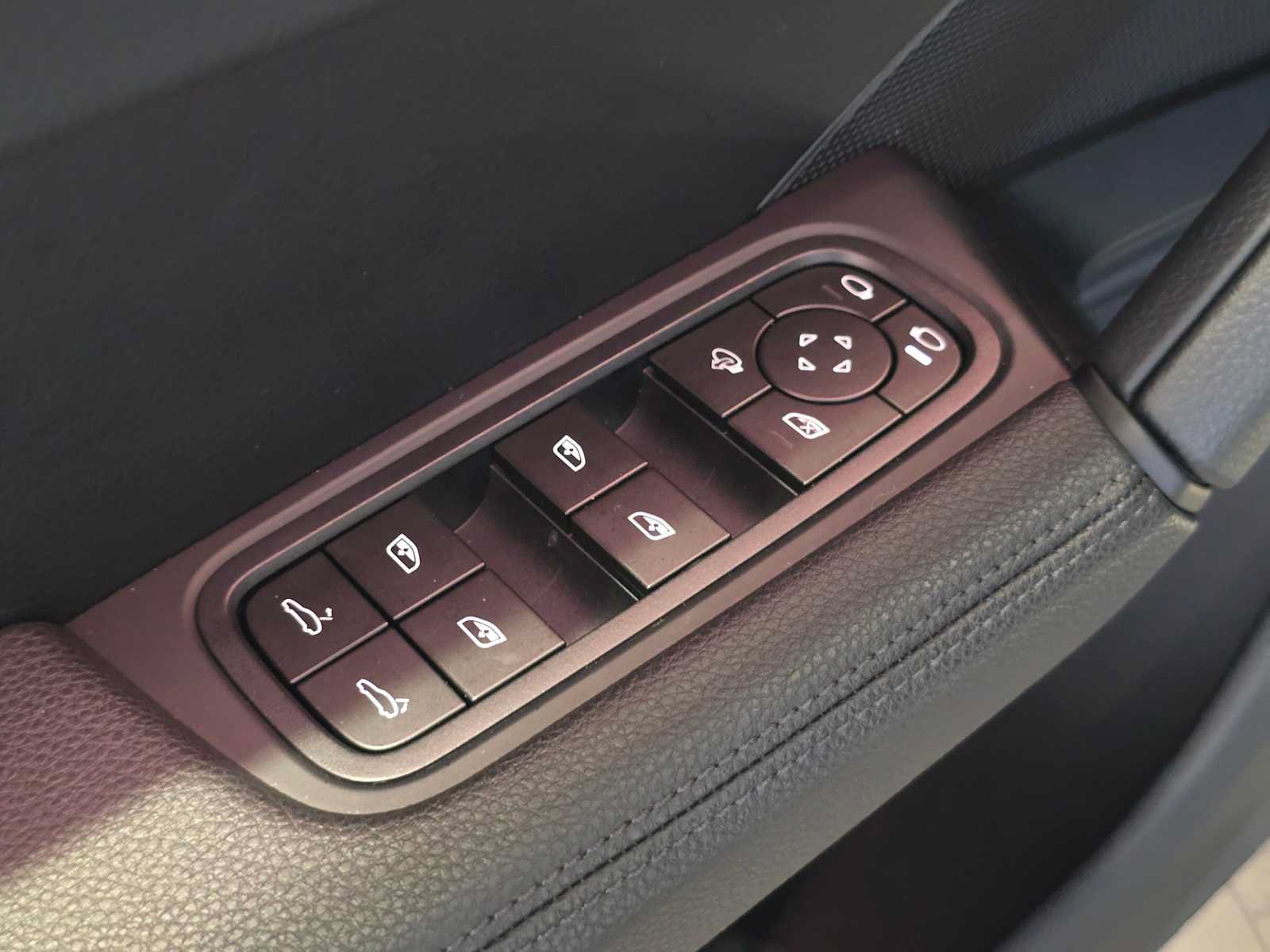 Used 2025 Porsche Cayenne AWD/4WD image 23