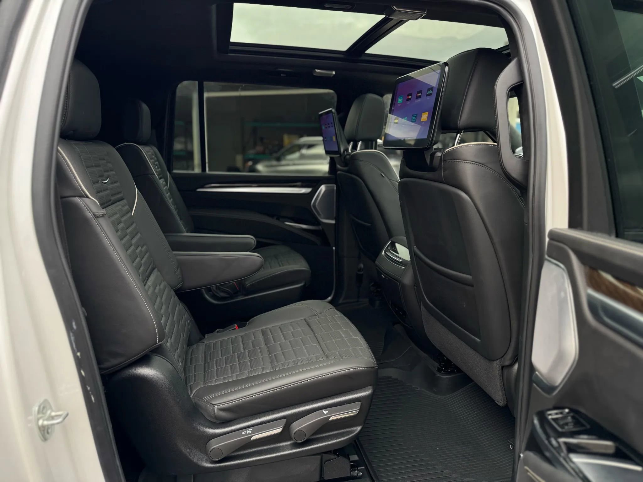 Used 2025 Cadillac Escalade ESV Sport Platinum w/ LPO, Floor Liner Package AWD/4WD image 37