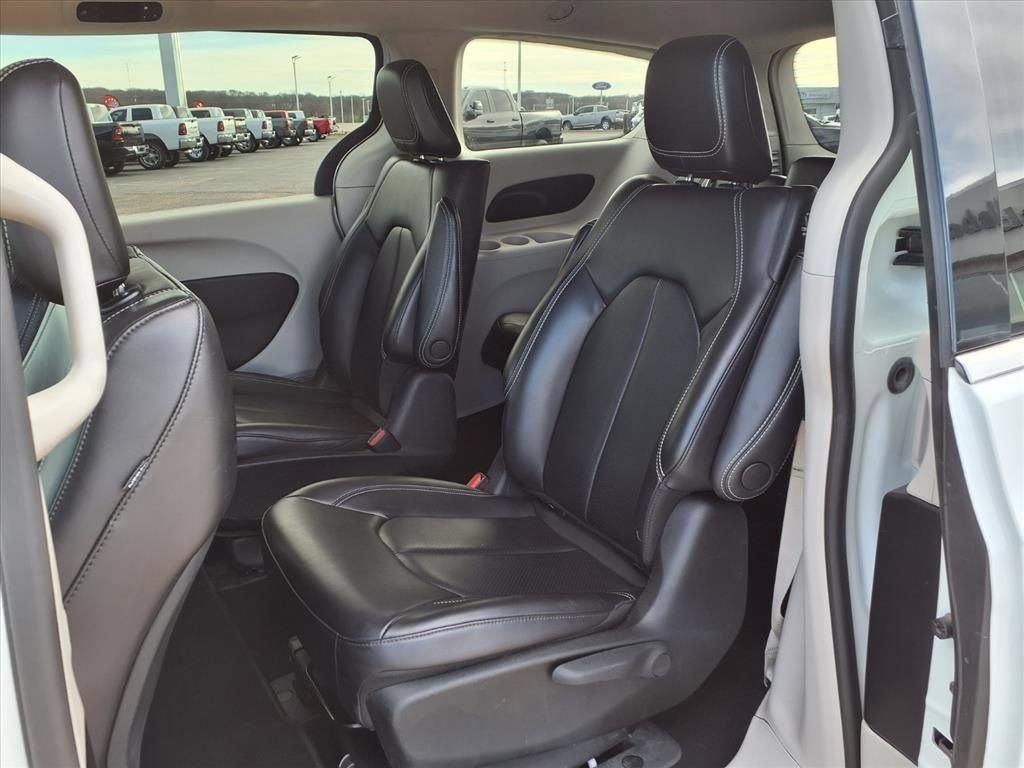 Used 2023 Chrysler Pacifica Touring-L FWD image 13