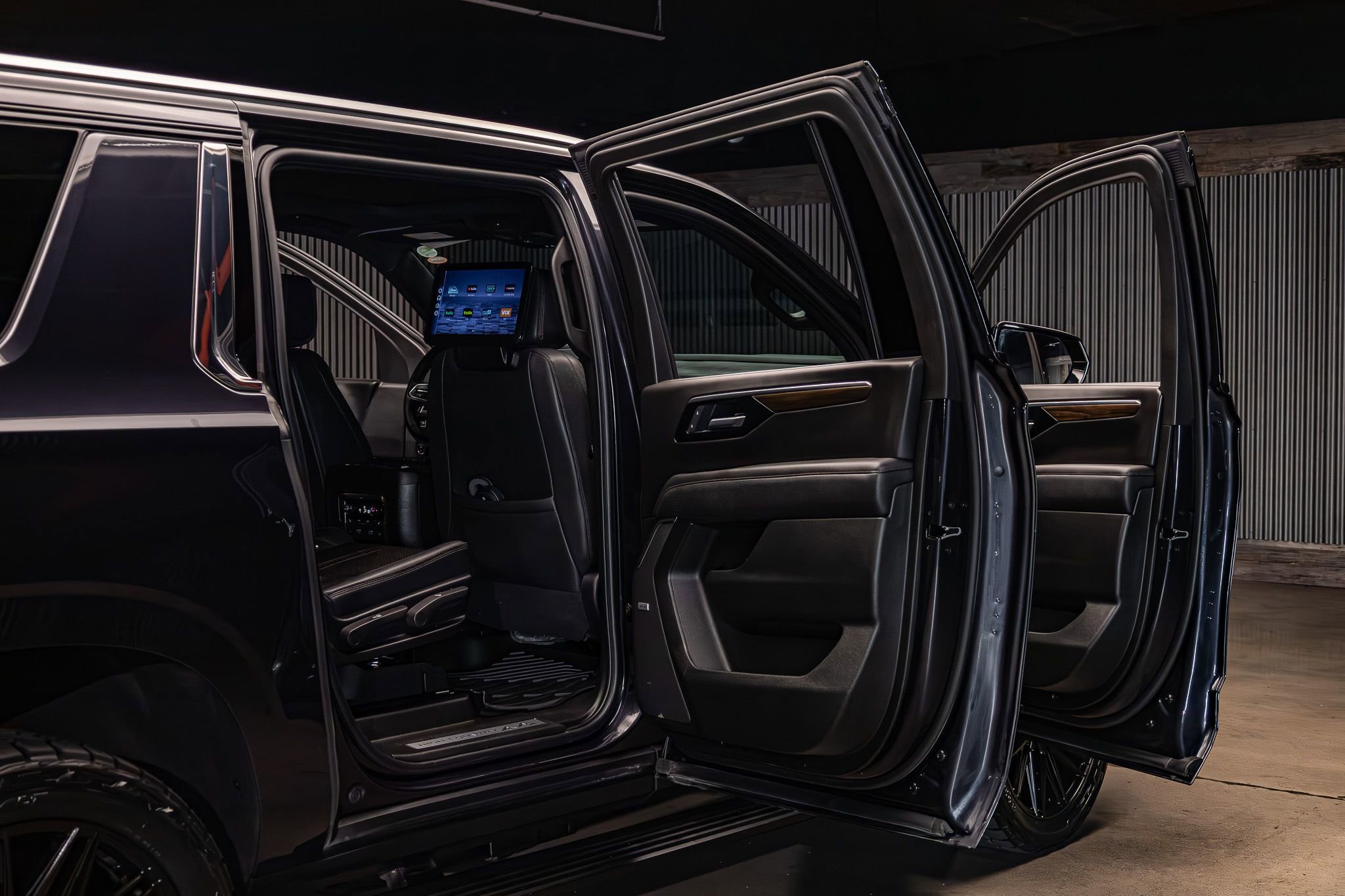 Used 2025 Chevrolet Suburban High Country AWD/4WD image 31
