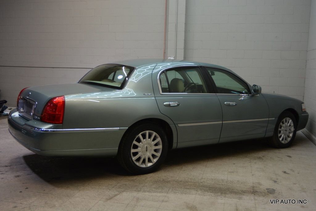 Used 2006 Lincoln Town Car Signature image 32