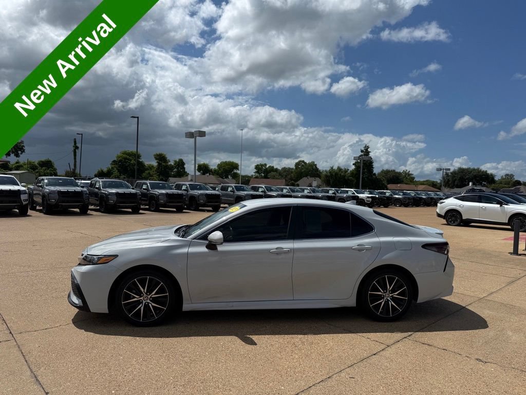 Used 2023 Toyota Camry SE FWD image 2