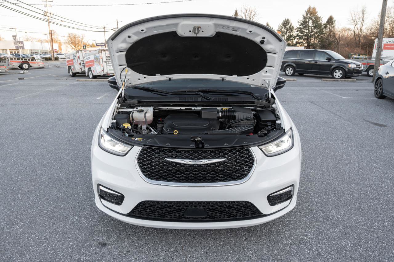 Used 2024 Chrysler Pacifica Touring-L image 41